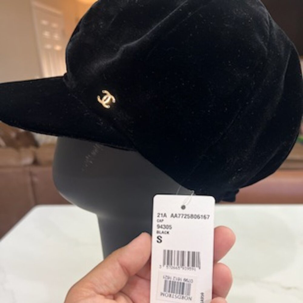 NEW CHANEL AUTHENTIC BLACK HAT CAP CC GOLD LOGO ITALY SMALL